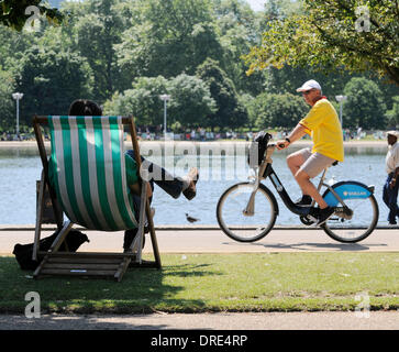 Persone godere il caldo in Hyde Park di Londra, Inghilterra - 24.07.12 Foto Stock