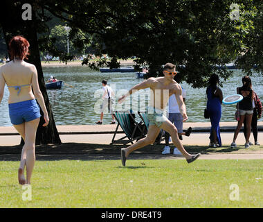 Persone godere il caldo in Hyde Park di Londra, Inghilterra - 24.07.12 Foto Stock