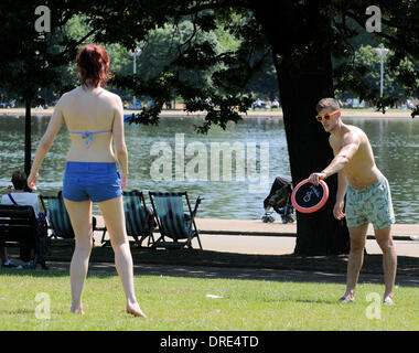 Persone godere il caldo in Hyde Park di Londra, Inghilterra - 24.07.12 Foto Stock