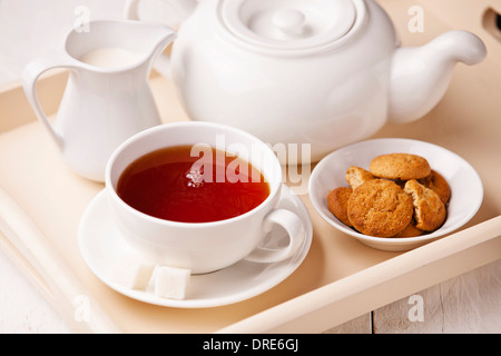 La prima colazione con la tazza di tè e biscotti fatti in casa Foto Stock