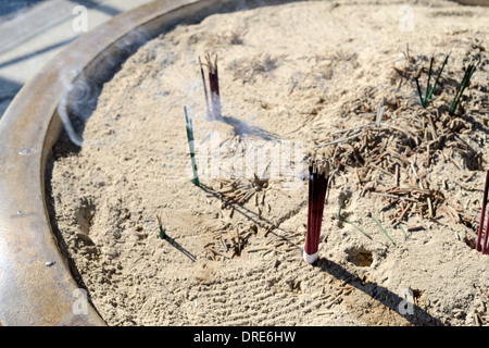 Stick bruciare incenso presso il Tempio giapponese Foto Stock