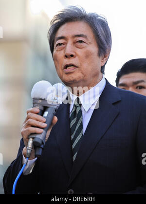 Tokyo, Giappone. 23 gen 2014. Il Giappone ex primi ministri Morihiro Hosokawa parla alle persone durante il suo street rally per Tokyo gubernatorial elezione a Shibuya, Tokyo, Giappone, il 23 gennaio 2014. Credito: AFLO/Alamy Live News Foto Stock