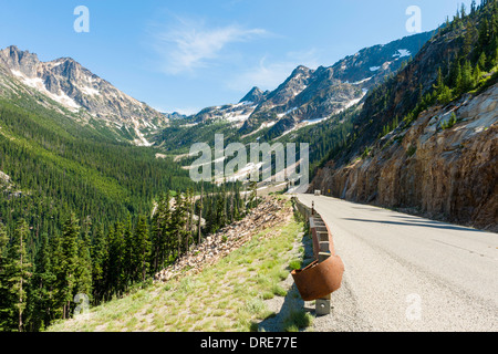 Paesaggio di montagna lungo la North Cascades Highway, Route 20, Washingon Stato, STATI UNITI D'AMERICA Foto Stock