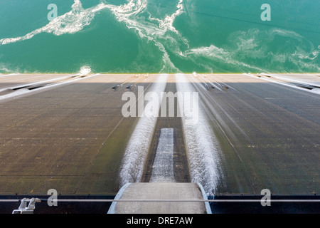 Vista guardando verso il basso lo sfioratore di Grand Coulee Dam, sul Columbia River, nello Stato di Washington, USA Foto Stock