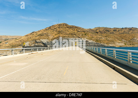 Est vista dalla cima del Grand Coulee Dam, sul Columbia River, nello Stato di Washington, USA. Franklin Delano Roosevelt lake, destra Foto Stock