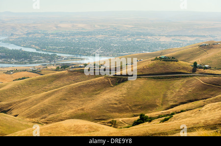 Vista di Lewiston Idaho, sinistra e Clarkston Washington, a destra dalla strada statale 95. Confluenza del Fiume Snake e Clearwater River. Foto Stock