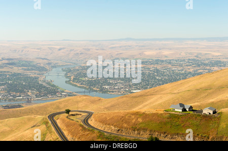 Vista di Lewiston Idaho, sinistra e Clarkston Washington, a destra dalla strada statale 95. Confluenza del Fiume Snake e Clearwater River. Foto Stock