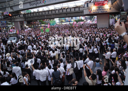 Gli studenti e i docenti dell'università di Chulalongkorn durante una manifestazione di protesta contro una legge di amnistia a Bangkok. Foto Stock