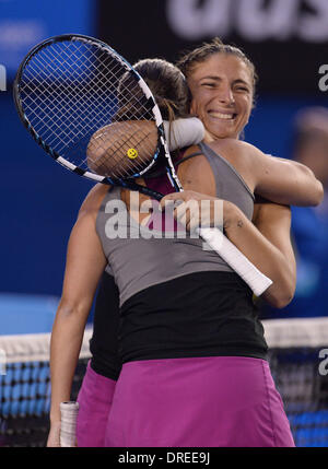 Melbourne, Australia. 24 gen 2014. Sara ERRANI (anteriore) e Roberta Vinci di celebrare in Italia dopo aver vinto il doppio femminile partita finale contro Ekaterina Makarova e Elena Vesnina della Russia a 2014 Australian Open di tennis nel torneo di Melbourne, Australia, Gennaio 24, 2014. Sara ERRANI e Roberta Vinci di Italia vinse 2-1. Credito: Li Jundong/Xinhua/Alamy Live News Foto Stock