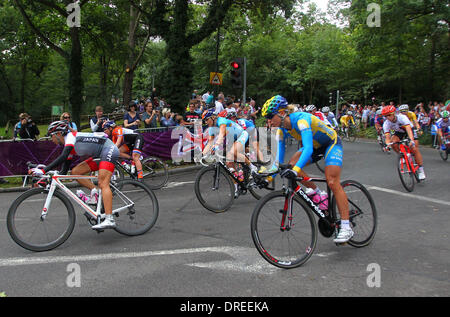 Atmosfera donna Olympic Road Race di eventi per il ciclo durante il London 2012 Giochi Olimpici. Durante questa tappa i ciclisti sono in viaggio attraverso il parco di Richmond in condizioni di bagnato. Londra, Inghilterra - 28.07.12 Foto Stock