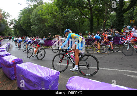 Atmosfera donna Olympic Road Race di eventi per il ciclo durante il London 2012 Giochi Olimpici. Durante questa tappa i ciclisti sono in viaggio attraverso il parco di Richmond in condizioni di bagnato. Londra, Inghilterra - 28.07.12 Foto Stock