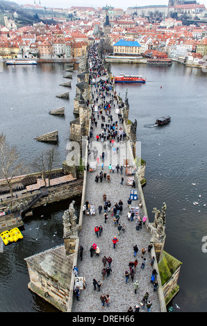 I turisti a piedi lungo il ponte Carlo Foto Stock