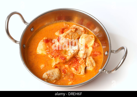 Base di pesce al curry, in una piccante di pomodoro e latte di cocco salsa kadai (karahi o un wok) ciotola Foto Stock