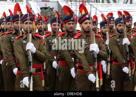 Srinagar, Indiano-controllato del Kashmir. 24 gen 2014. La polizia indiana provate per il giorno della Repubblica celebrazioni a Srinagar, capitale estiva di Indiano-Kashmir controllata, Gennaio 24, 2014. India celebrerà il suo sessantacinquesimo giorno della repubblica a gennaio 26. Credito: Javed Dar/Xinhua/Alamy Live News Foto Stock