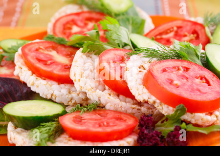 Riso soffiato cracker panini con verdure sulla piastra. Foto Stock