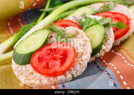 Riso soffiato cracker panini con verdure sulla tovaglia. Foto Stock