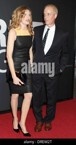 Rene Russo e Dan Gilroy, all'Universal Pictures premiere mondiale di " The Bourne Legacy" al Teatro Ziegfeld - Arrivi New York City, Stati Uniti d'America - 30.07.12 Foto Stock