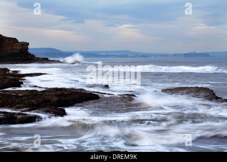 Vista attraverso le onde a Scarborough da Filey Brigg Filey North Yorkshire, Inghilterra Foto Stock