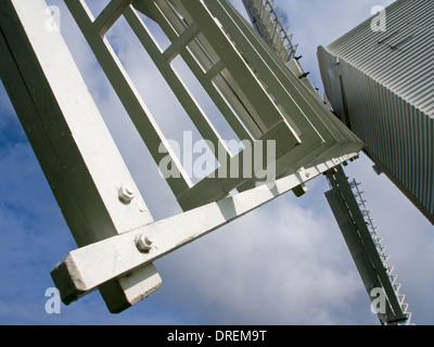 Dipinto di bianco vele di brevetto si vede in dettaglio su questo tradizionale mulino a vento inglese Foto Stock