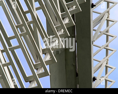 Dipinto di bianco vele di brevetto si vede in dettaglio su questo tradizionale mulino a vento inglese Foto Stock