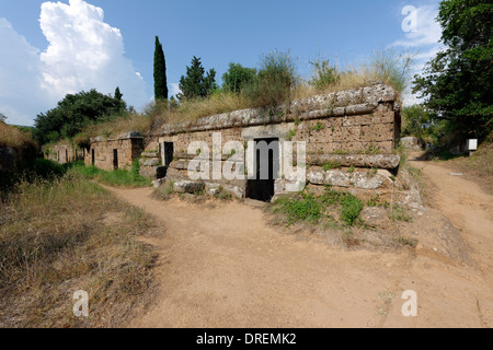 A forma di cubo di tombe che assomigliano a righe case terrazza a Cerveteri etrusca necropoli Banditaccia in Italia centrale questi Foto Stock