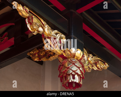 Un pendentif dorato a forma di fiore è un dettaglio interno della Sam Poh Kong Temple in Malacca Foto Stock