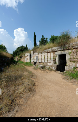 A forma di cubo di tombe che assomigliano a righe case terrazza a Cerveteri etrusca necropoli Banditaccia in Italia centrale questi Foto Stock