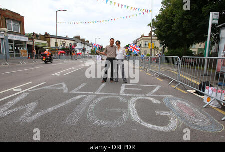 Londra 2012 Giochi Olimpici - ventilatori di Bradley Wiggins decorare la strada con "Allez Wiggo' davanti a uomini del tempo in prova più tardi oggi Kingston upon Thames, Inghilterra - 01.08.12 obbligatorio di credito: WENN.com Foto Stock