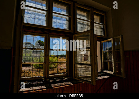 Finestra infranto le ali in una vecchia casa fatiscente. la guerra in Croazia, la foto è stata scattata in HDR Foto Stock