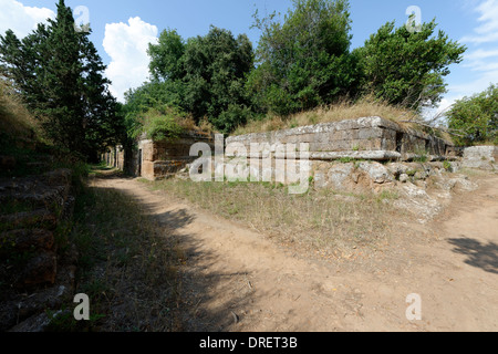 A forma di cubo di tombe che assomigliano a righe case terrazza a Cerveteri etrusca necropoli Banditaccia in Italia centrale questi Foto Stock