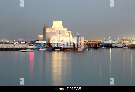 Il Museo di Arte Islamica di Doha accesa al crepuscolo. Il Qatar, Medio Oriente Foto Stock