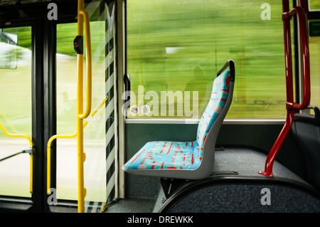 Sede vuota in un filobus. sfondo sfocato mostra dynamic Foto Stock