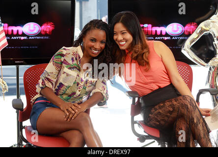 Shanola Hampton, XiXi Yang sul set di Pop Stop notizie TV Live Beverly Hills, la California - 02.08.12 Foto Stock