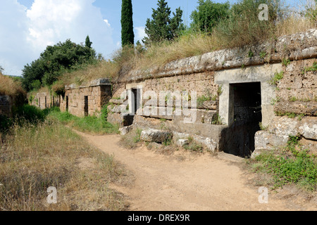 A forma di cubo di tombe che assomigliano a righe case terrazza a Cerveteri etrusca necropoli Banditaccia in Italia centrale questi Foto Stock