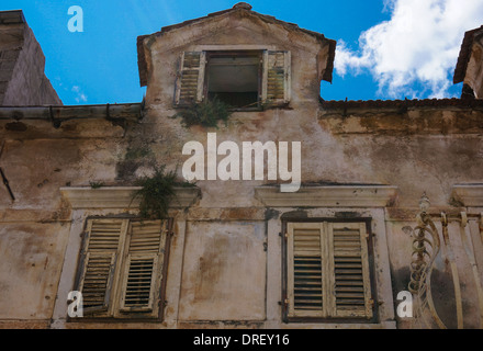 Davanti a un edificio abbandonato. Foto scattata a Skradin, Croazia Foto Stock