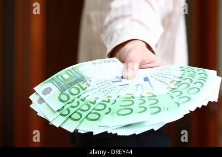 Euro bollette di denaro nelle mani. Foto Stock