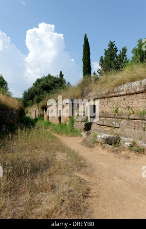 A forma di cubo di tombe che assomigliano a righe case terrazza a Cerveteri etrusca necropoli Banditaccia in Italia centrale questi Foto Stock