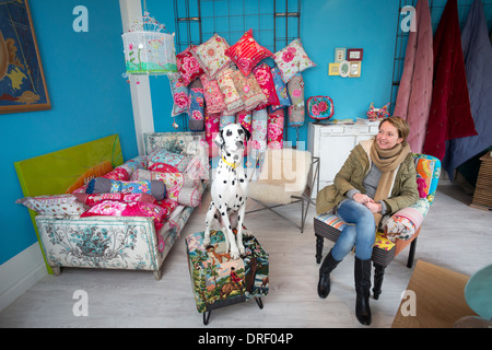 Un cane dalmata (Canis lupus familiaris) in un negozio di articoli di decorazione. Chien dalmatien dans un magasin de décoration. Foto Stock