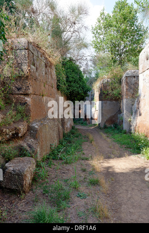 A forma di cubo di tombe che assomigliano a righe case terrazza a Cerveteri etrusca necropoli Banditaccia in Italia centrale questi Foto Stock