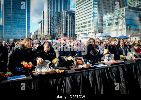 I membri del pubblico che sta provando scultura di ghiaccio come parte del London Ice Sculpture Festival 2014 Foto Stock