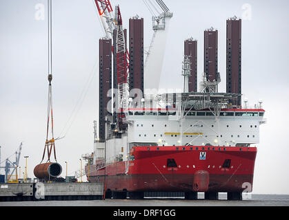 Cuxhaven, Germania. Xxi gen, 2014. La nave di installazione per la costruzione dell'offshore wind farm 'MPI scoperta' lades lunga 60 metri e tubo di acciaio, con pilone unico chiamato, all'offshore per impieghi pesanti terminale in Cuxhaven, Germania, 21 gennaio 2014. Gigante energetico Eon noleggiate la nave speciale per la costruzione di impianti eolici offshore fattoria "Amrumbank West' nel Mare del Nord. Eon ha ora iniziato con la costruzione delle fondamenta per la fattoria eolica, circa 37 chilometri a nord-ovest di Helgoland. Foto: INGO WAGNER/dpa/Alamy Live News Foto Stock