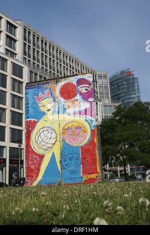 Berlino, Germania. 03rd luglio, 2013. Una parte dipinta del Muro di Berlino sul Leipziger Platz a Berlino, Germania, 03 luglio 2013. Fotoarchiv für Zeitgeschichte ATTENZIONE! NESSUN SERVIZIO DI CABLAGGIO!/dpa/Alamy Live News Foto Stock