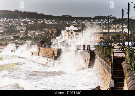 Il mare in tempesta le percosse il lungomare in Penzance. Foto Stock