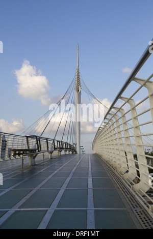 Santiago Calatrava stringhe del ponte pedonale .Israele - Petach-Tikwa Foto Stock