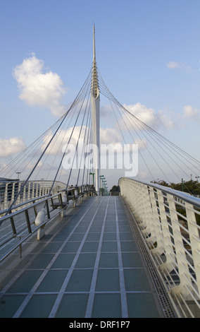 Israele - Petach-Tikwa skywalk ponte pedonale progettato dall'architetto spagnolo e l'ingegnere Santiago Calatrava. Foto Stock