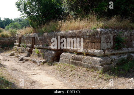 A forma di cubo di tombe che assomigliano a righe case terrazza a Cerveteri etrusca necropoli Banditaccia in Italia centrale questi Foto Stock