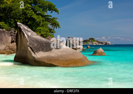 Massi di granito sulla costa del Koh Miang isola, isole Similan, Mu Ko Similan Parco Nazionale, Thailandia Foto Stock