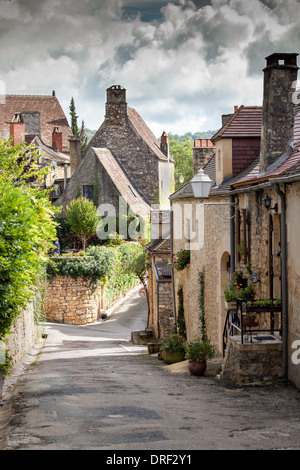 Domme, Dordogne, la Francia, l'Europa. Tradizionale antica street, con case in pietra. Foto Stock