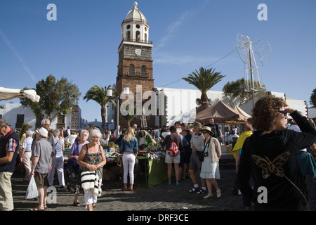 Teguise Lanzarote isole Canarie affollati di visitatori a settimanale mercato di domenica nella piazza centrale la chiesa di Nostra Signora di Guadalupe Foto Stock