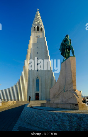 Islanda Reykjavik statua di Leifur Eriksson e Chiesa Hallgrimskirkja Foto Stock